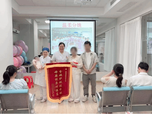 院网站-别怕，你也可以！自然分娩训练营现场巧逢宝妈赠锦旗123