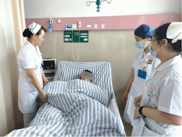 院网站-产妇突发心力衰竭 医护联手转危为安(2)1077