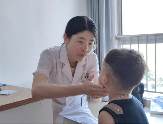 院网站-“中国儿童生长发育健康传播行动—淮南站”义诊活动在市妇幼保健院举行736