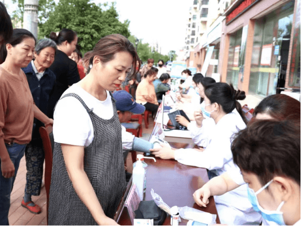 院网站-服务百姓健康行动 ▏讲座进校园 义诊惠市民732