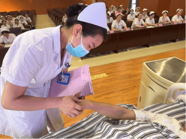 “静益求精、脉向安全、针心守护”护理技能大赛573